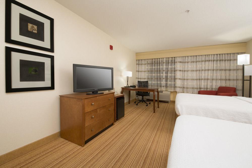 Courtyard By Marriott Sacramento Folsom Hotel Exterior photo