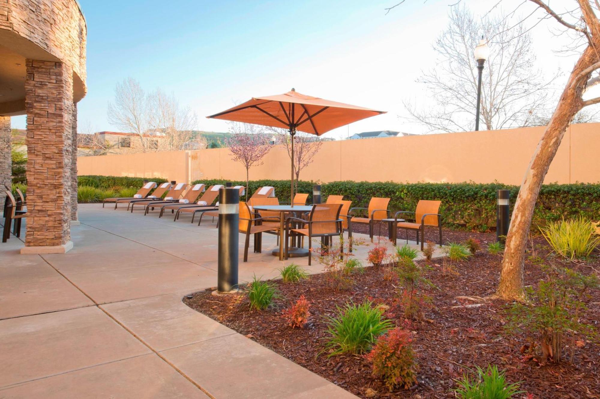 Courtyard By Marriott Sacramento Folsom Hotel Exterior photo